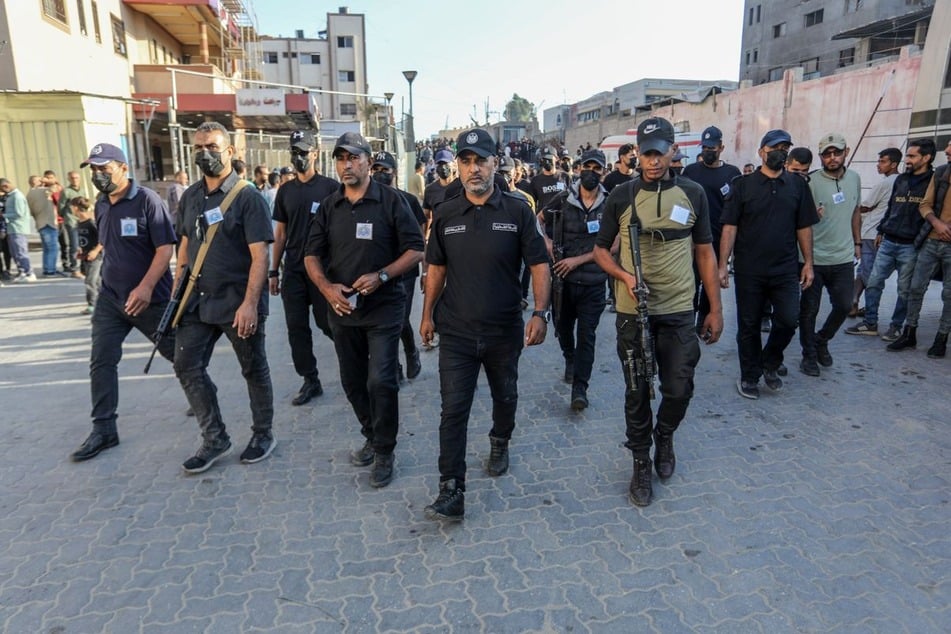 Die Geiselfamilien haben nach eigenen Angaben erfahren, dass die islamistische Hamas am Montag nur 4 von 28 toten Geiseln an Israel übergeben will.