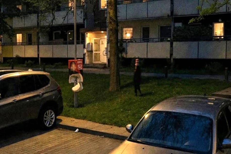 Fotografien der verkleideten Person kursieren in lokalen WhatsApp-Gruppen und Social-Media-Kanälen.