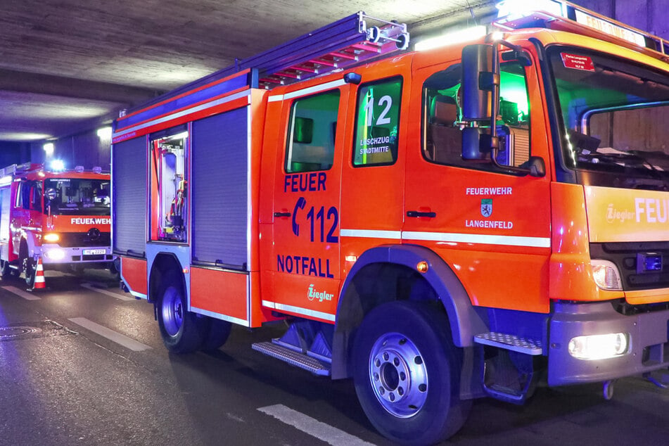 Insgesamt 60 Einsatzkräfte von Feuerwehr, Polizei und Rettungsdienst waren am Samstagabend vor Ort.