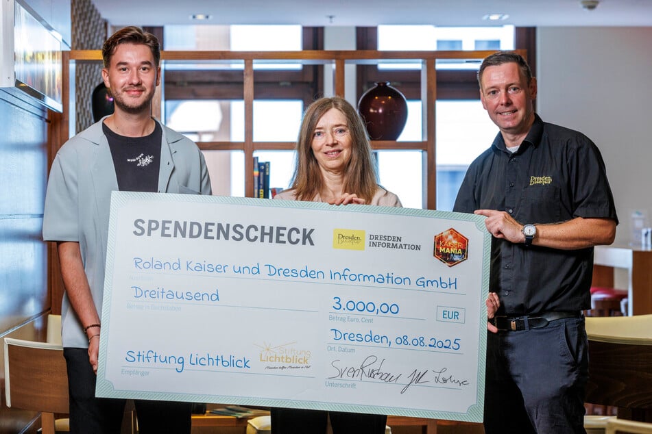 Jan Keiler (29, l.) übergibt mit Sven Ruschau (48) von der Tourist-Info den 3000-Euro-Scheck an Katerina Lohse (57, Stiftung Lichtblick).