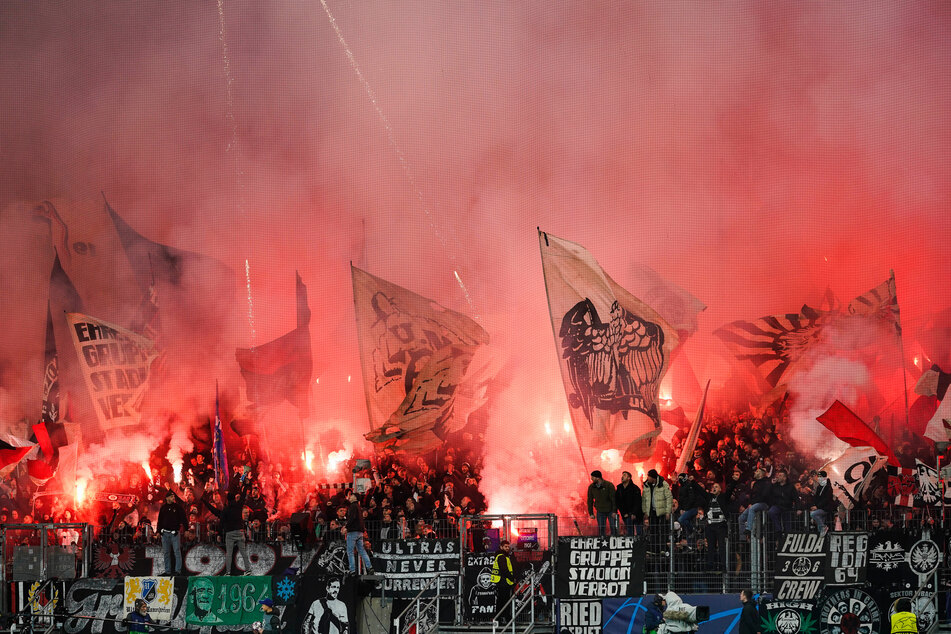 Bereits beim Hinspiel brannten Eintracht-Fans Pyrotechnik ab.