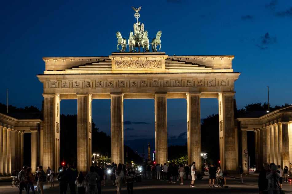 Das Brandenburger Tor in Berlin-Mitte soll am Wochenende in besonderem Licht erstrahlen. (Archivbild)