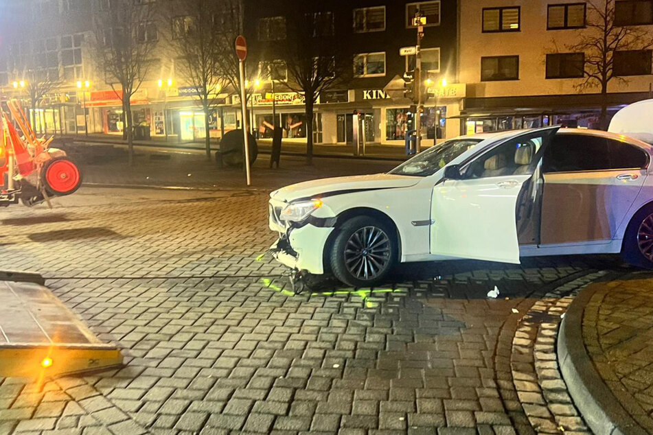 War Alkohol im Spiel? BMW-Fahrer kracht bei Unfall in eigenen Kiosk!