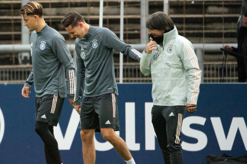 Bundestrainer Joachim Löw scherzt mit Julian Draxler während des Trainings der Nationalmannschaft.