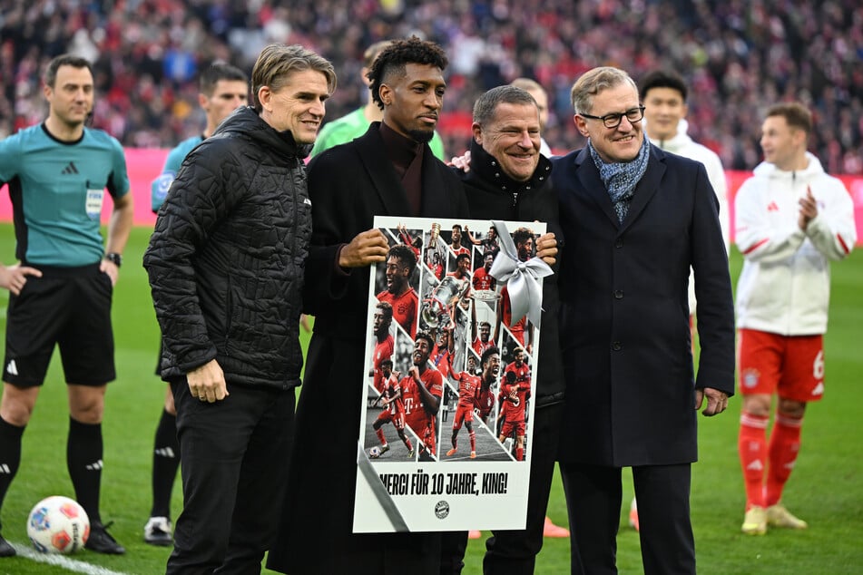 Sportdirektor Christoph Freund (48, l.) Sportvorstand Max Eberl (52) und Vorstand Jan-Christian Dreesen (58, r.) nehmen Abschied von Kingsley Coman (29, 2.v.l.).