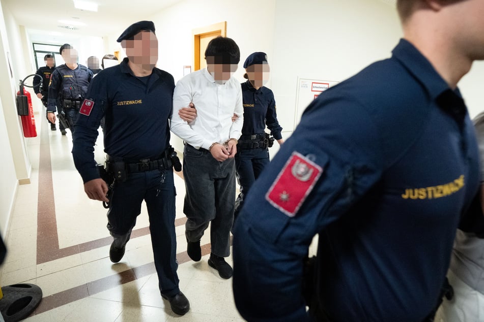Die Teenager sollen eine Lehrerin auch vergewaltigt haben.