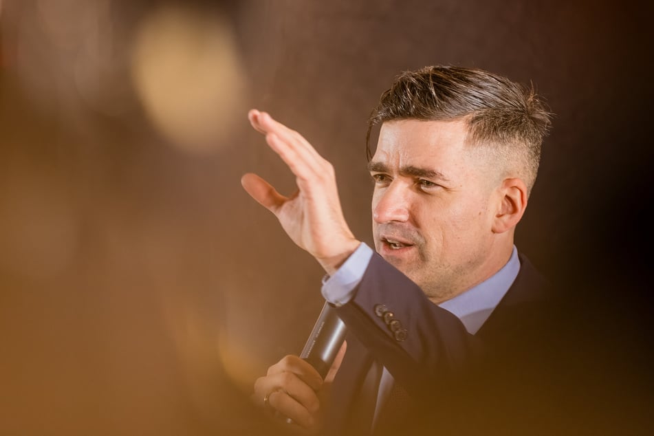 Mittels Beschluss will die AfD künftige Parteiveranstaltungen mit Rechtsextremist Martin Sellner (37) unterbinden.