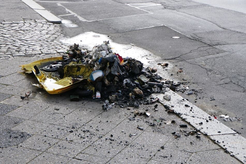 Die derzeit noch unbekannten Brandstifter hatten es dabei immer wieder auf Mülltonnen abgesehen. Durch die Brände wurden vermutlich auch drei Autos beschädigt.