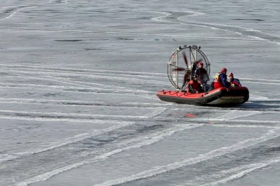Die Retter rückten unter anderem mit einem Luftkissenfahrzeug auf den See aus.