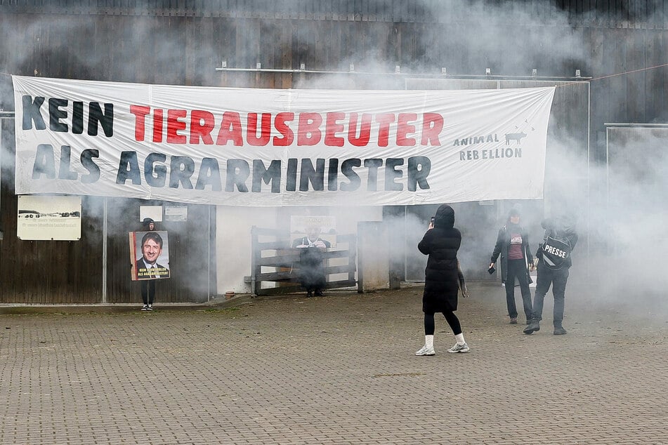 So demonstrierten die Aktivisten auf dem Hof von Günther Felßner. Dessen Frau leidet bis heute unter der Aktion.