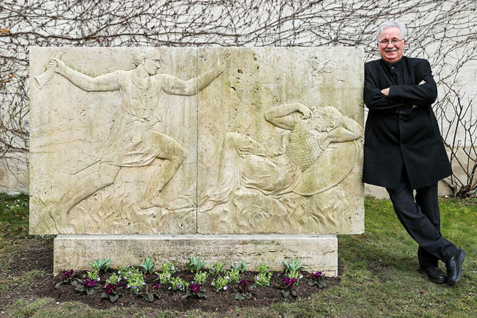 Helmut Loos lehnt an zwei Platten des in den 1930er-Jahren geplanten Wagner-Denkmals.