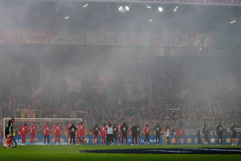 Am Ende konnten sich die Union-Kicker von ihren Fans für einen hart erkämpften Punkt feiern lassen.