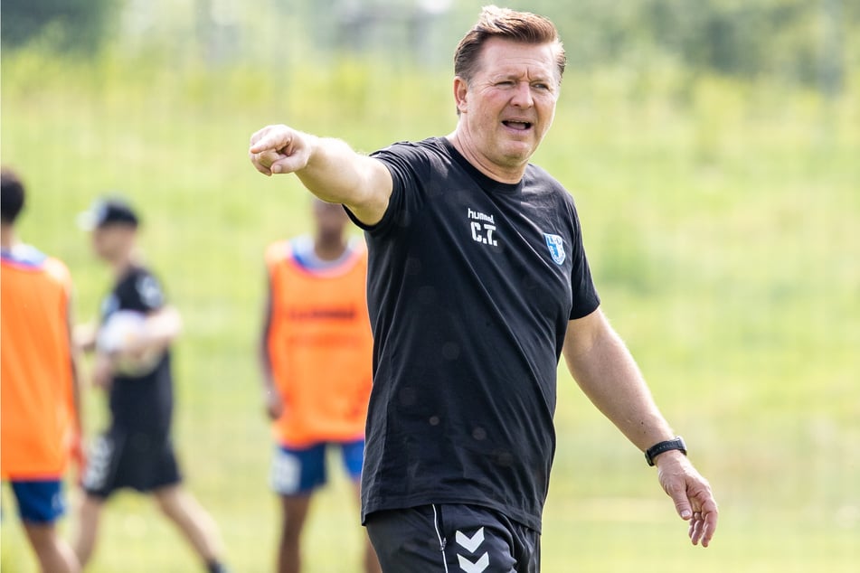 FCM-Trainer Christian Titz (52) mit seiner Mannschaft auf dem Trainingsfeld.