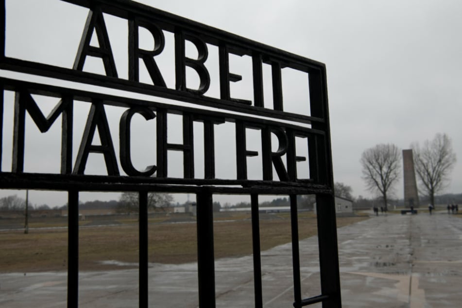 "Arbeit macht frei" steht am Eingangstor des ehemaligen Konzentrationslagers in der Gedenkstätte Sachsenhausen.