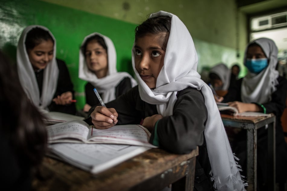 Junge afghanische Mädchen besuchen den Unterricht in einer Grundschule in Kabul.