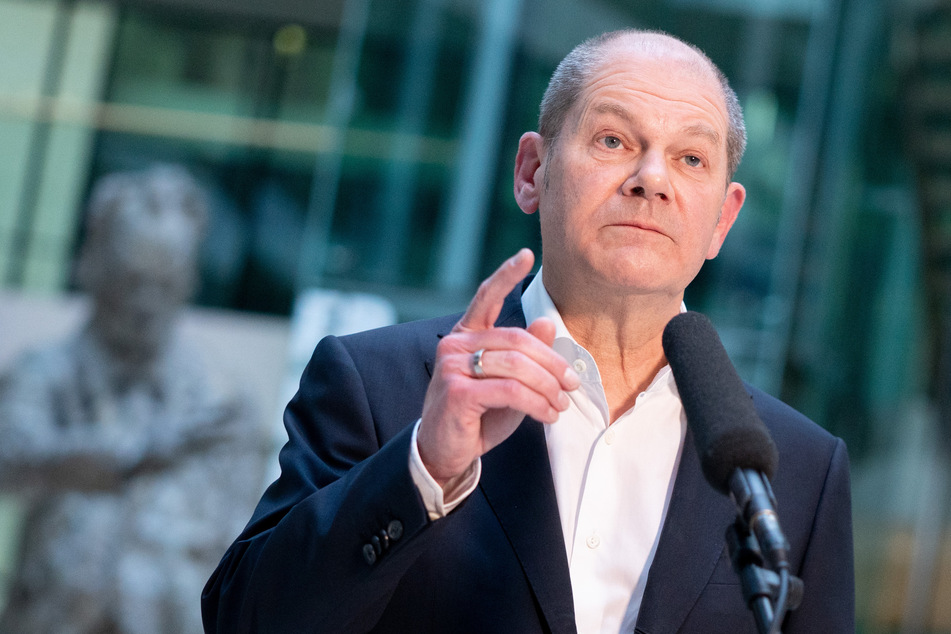 Bundesfinanzminister Olaf Scholz (62, SPD) sagte, "irgendwann und im großen Umfang wird es dann auch Selbsttests geben", die sehr hilfreich seien, um sie beispielsweise an Schulen einzusetzen.