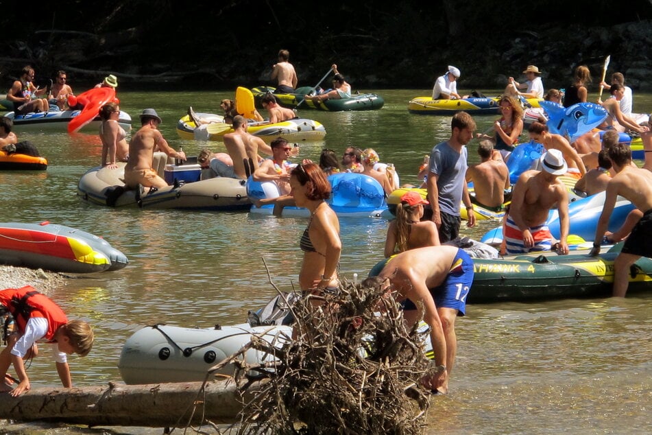 Zu einer Schlauchboot-Tour auf der Isar gehört für viele offenbar auch: jede Menge Alkohol.