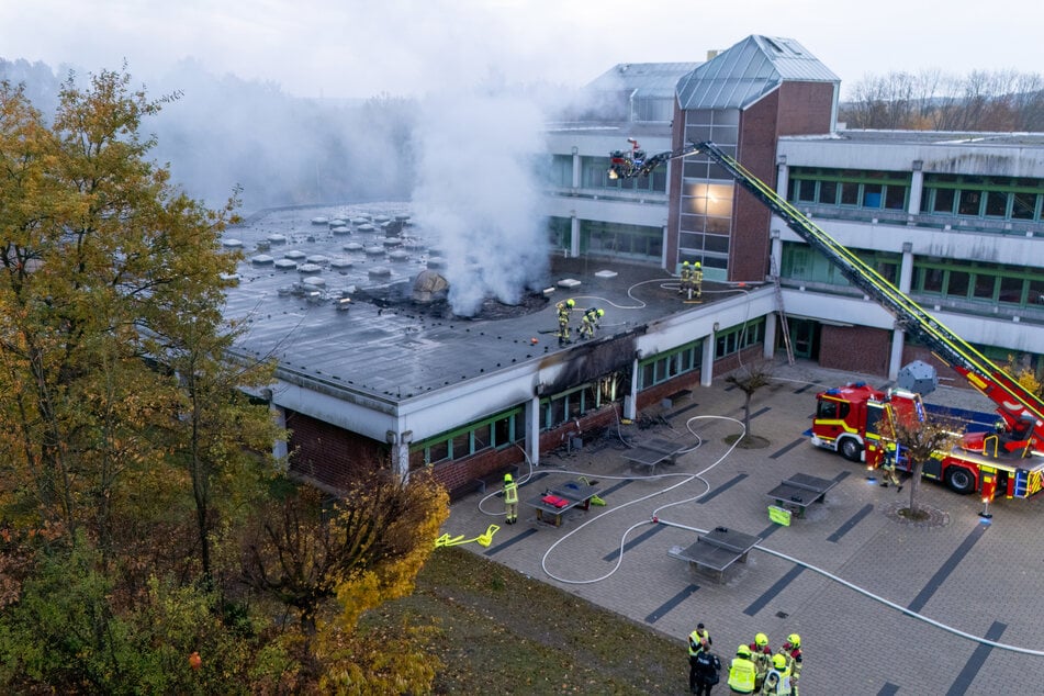 Chemietrakt in Flammen: Warnung an Bevölkerung