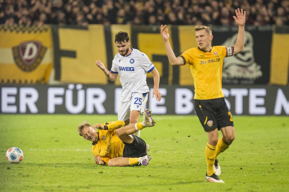 Sascha Risch (25, l.) war gegen den KSC mehr als unglücklich auf der linken Schulter gelandet und musste sofort ausgewechselt werden. Jetzt fehlt er der SGD wochenlang.