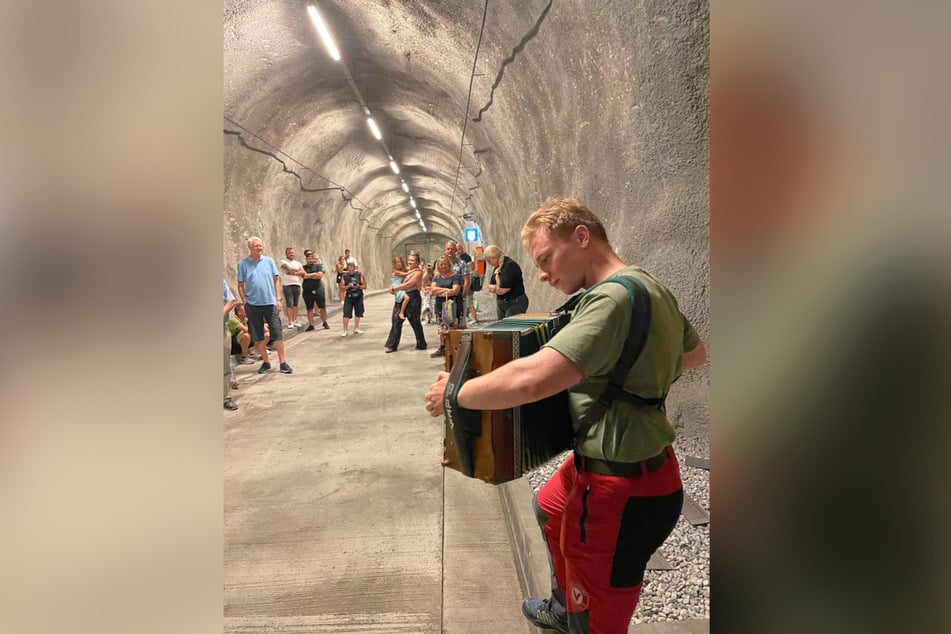 Der Soldat Winfried Kautz unterhielt in Querschlägen "gestrandete" Verkehrsteilnehmer mit einer spontanen Ziehharmonika-Einlage.