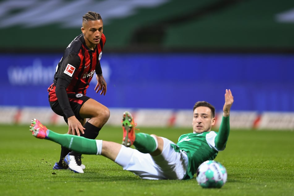Eintracht Frankfurts Tuta (l.) im Zweikampf mit Kevin Möhwald vom SV Werder Bremen.