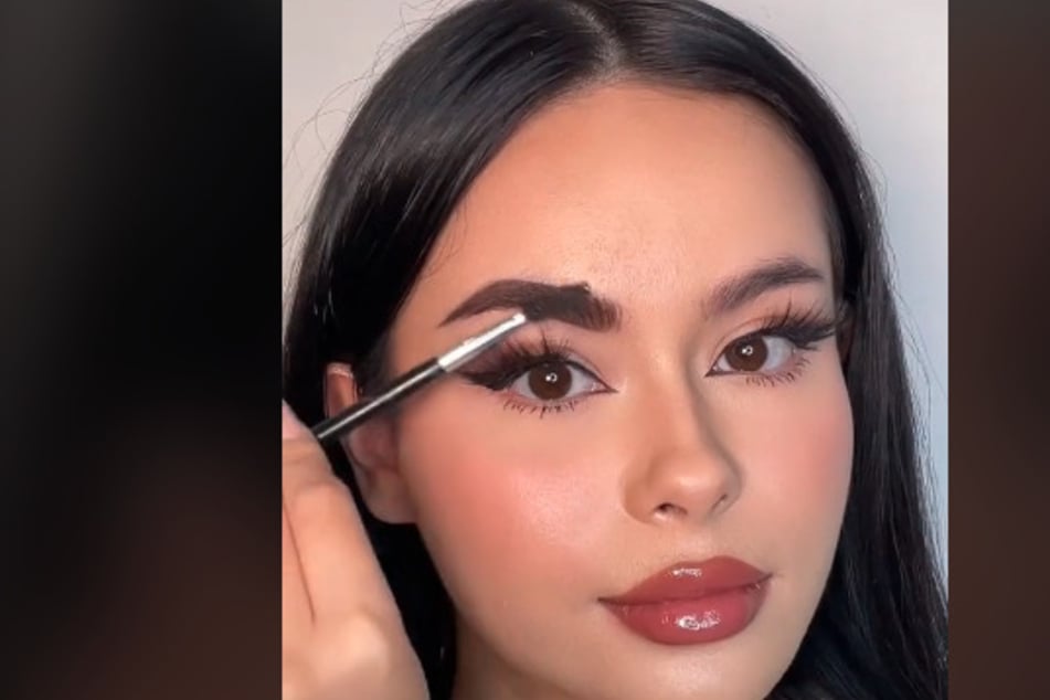 TikToker Hayleybuix shows how to attain a perfect fluffy brow with the help of Anastasia Beverly Hills Dipbrow!