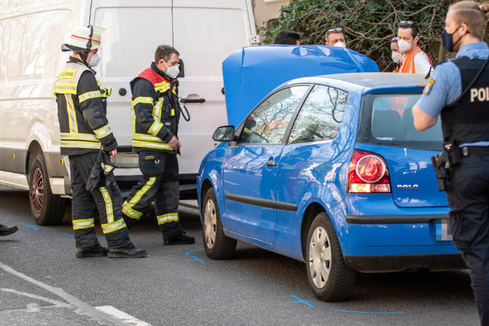 VW kracht in stehenden Transporter: Kleinkind muss reanimiert werden