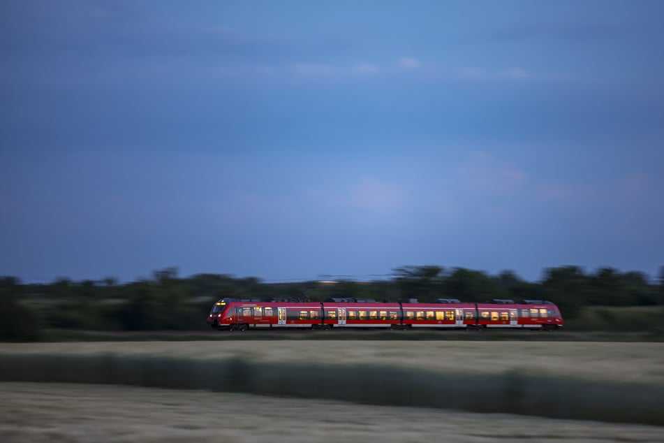 Eine Gruppe von 20 bis 30 Personen aus dem rechten Spektrum bedrängte Fahrgäste im Regio von Bautzen nach Dresden. (Symbolbild)