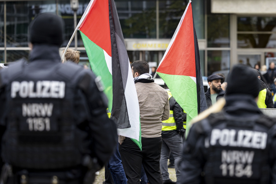 Große Pro-Palästina-Demo in Düsseldorf: Polizei spricht von friedlicher Kundgebung