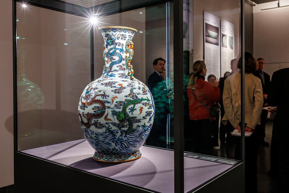 Die farbenfrohe Drachenvase mit kaiserlicher Siegelmarke (etwa 1735–1796).