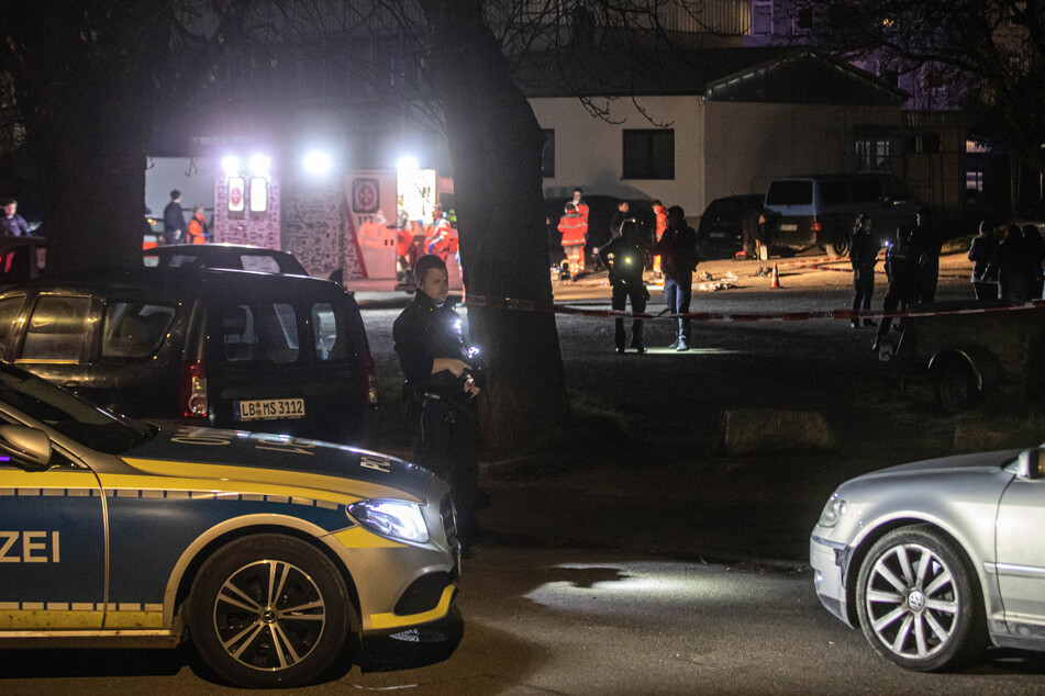 In der Nacht zu Karfreitag ist ein 18-Jähriger bei Schüssen in Asperg (Kreis Ludwigsburg) ums Leben gekommen. Eine weitere Person (18) erlitt schwere Verletzungen.
