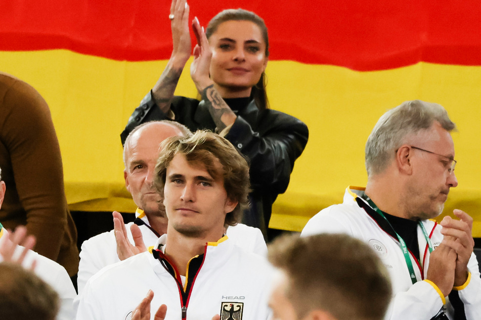 Feuerten das deutsche Team von der Tribüne aus an: der verletzte Tennisstar Alexander Zverev (25, vorne) und seine Freundin Sophia Thomalla (32, hinten).