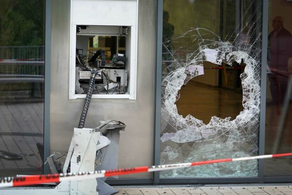 Ein gesprengter Automat einer Bank.