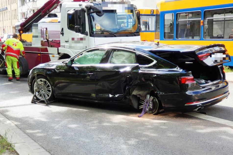 Wahrscheinlich hatte der Audi-Fahrer beim Abbiegen die Straßenbahn übersehen.