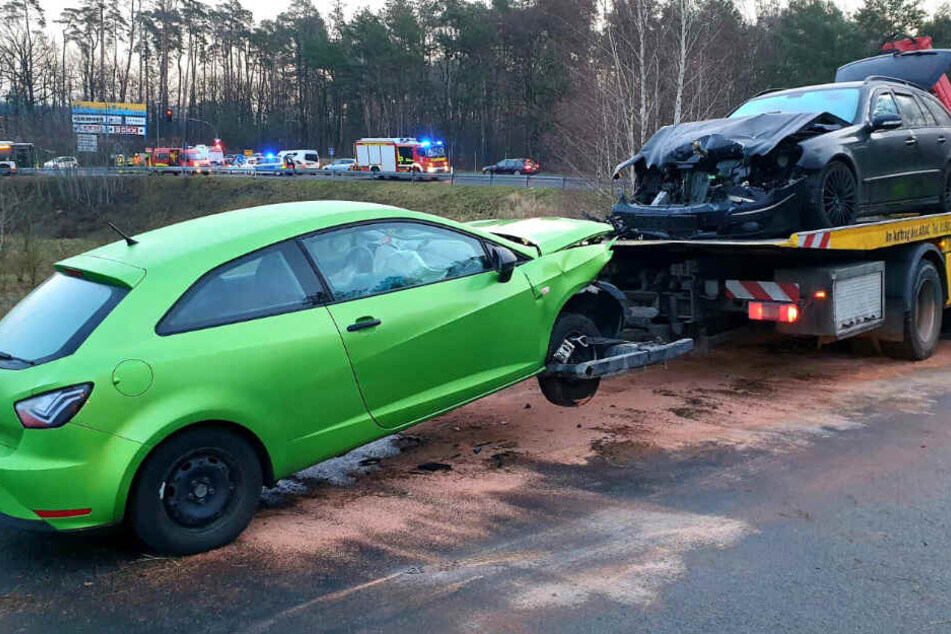 Bei dem Unfall wurden zwei Personen verletzt.