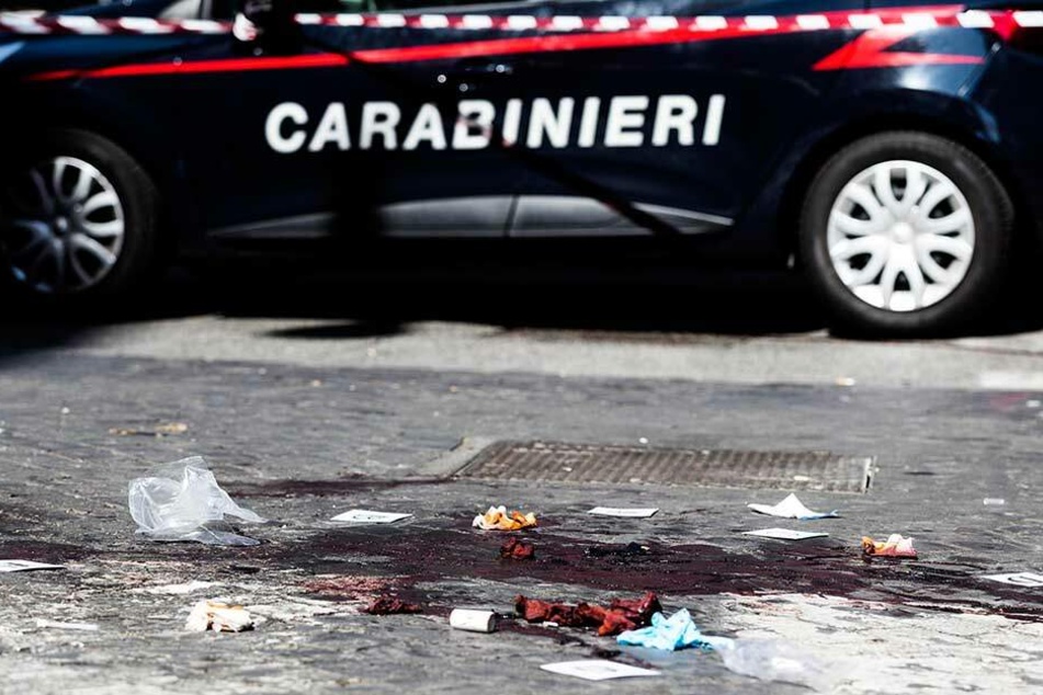 Ein Auto der Carabinieri, der italienischen Polizei, steht in der Nähe eines Tatorts an dem ein Polizist in der Nacht zu Freitag ums Leben kam.