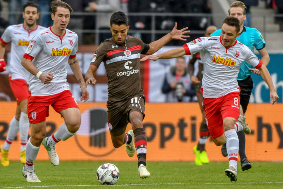 Angreifer Sami Allagui (Mitte) zieht meist mehrere Gegenspieler auf sich.