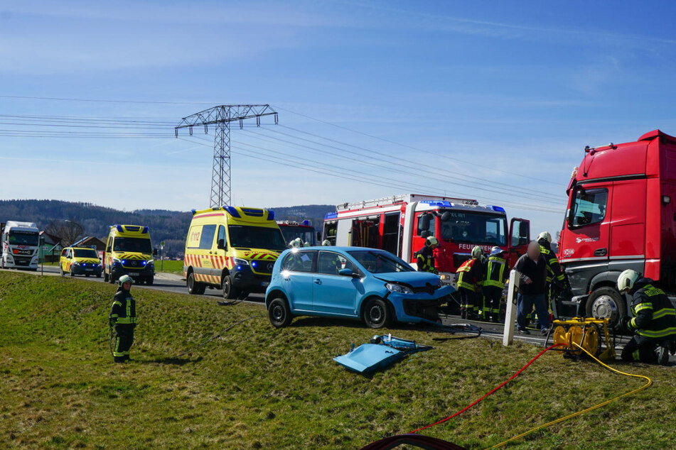Die Fahrerin (82) des Volkswagens ist am Freitagvormittag beim Überholen in den Gegenverkehr gekracht.