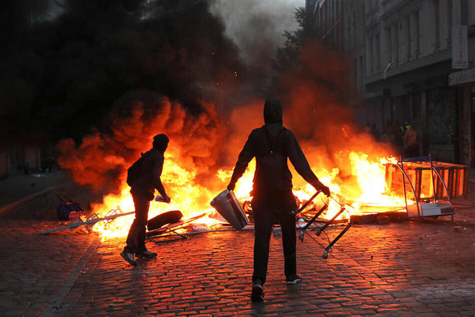 Demonstranten und Polizisten lieferten sich Straßenschlachten. (Symbolbild)