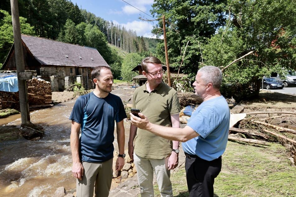Eine Familie in Bad Schandau hatte es besonders hart getroffen. Thomas Kunack (48), der damalige Innenminister Roland Wöller (55, CDU) und Landrat Michael Geisler (66) machten sich ein Bild.