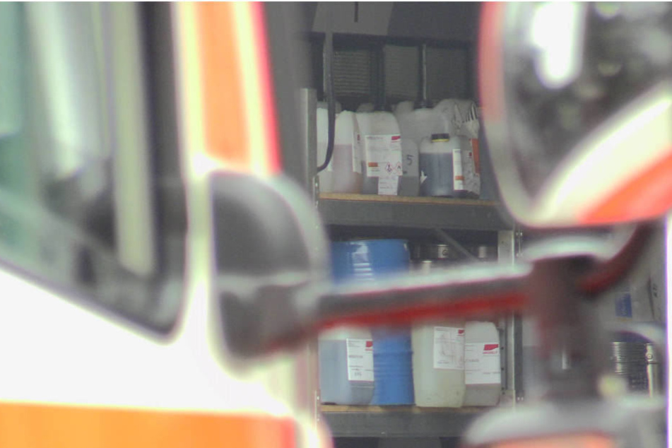 Zehn Liter einer ätzenden Substanz waren aus- und geringe Mengen in einen Gully gelaufen.
