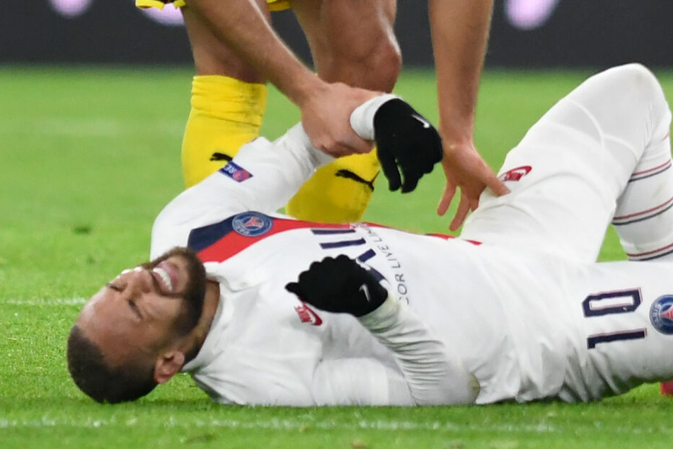 Auch bekannt dafür, pro Spiel bis zu ein halbes Duzend Mordanschläge zu überleben: PSG-Superstar Neymar (28).