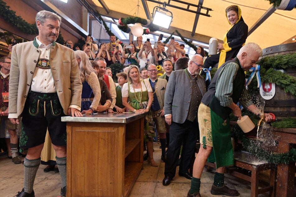 Unter dem Beifall der Wiesn-Besucher konnte Münchens Oberbürgermeister Dieter Reiter (67, r.) das erste Fass Festbier mit zwei Schlägen eröffnen.