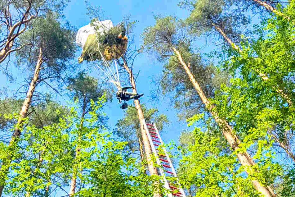 Mit einer Drehleiter retteten Feuerwehrleute den Mann.