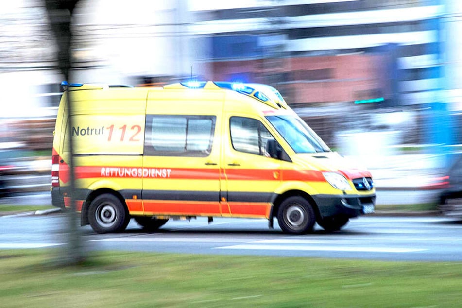 Der 21-Jährige erlag an der Unfallstelle seinen Verletzungen (Symbolbild).