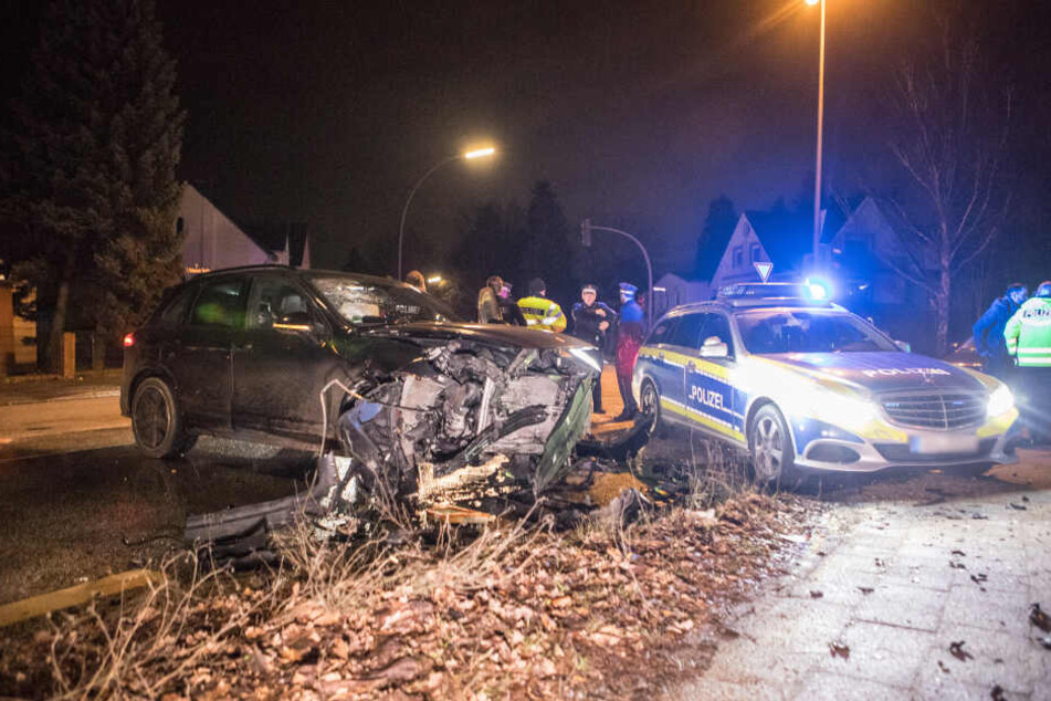 Die Polizei sicherte den Unfallort rund um die beschädigten Fahrzeuge ab.