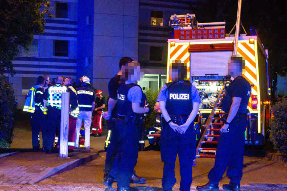 Polizisten stehen vor dem Haus, in dem sich der Vorfall ereignete.