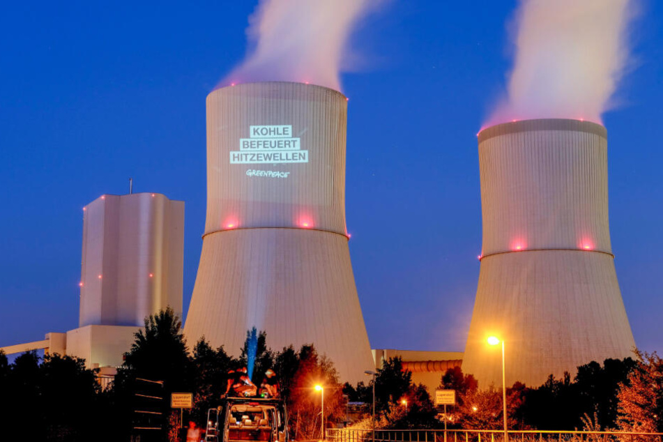 Im Juli 2018 warf Greenpeace den Schriftzug "Kohle befeuert Hitzewellen" an einen der Türme des Kraftwerks Lippendorf.