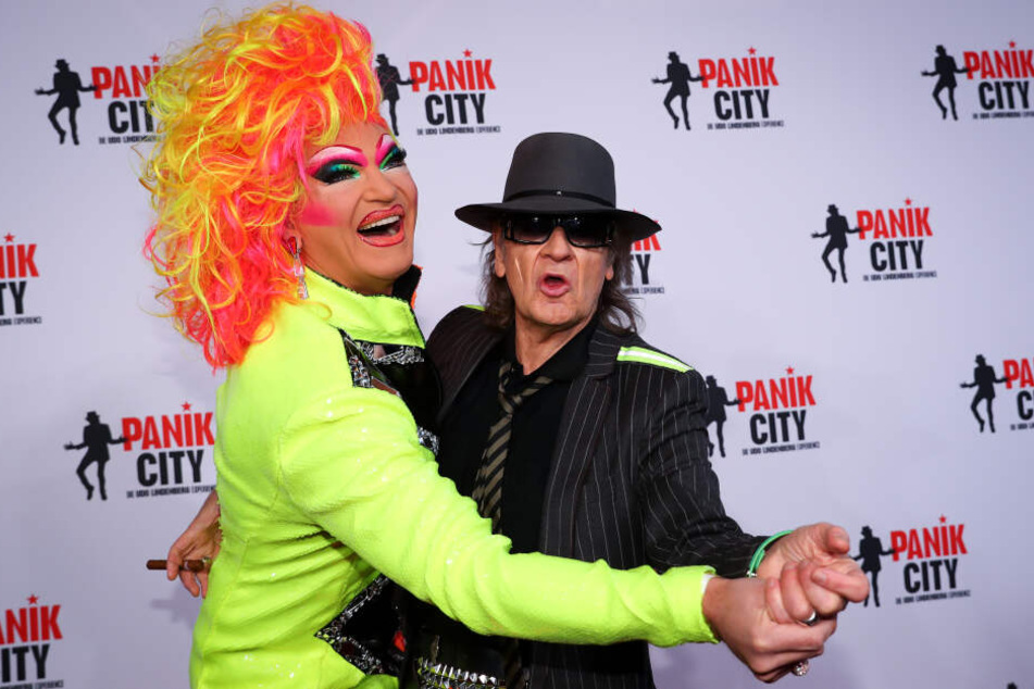 Udo Lindenberg (rechts) mit Drag-Queen Olivia Jones: Normalerweise ist der Sänger kein Kind von Traurigkeit.