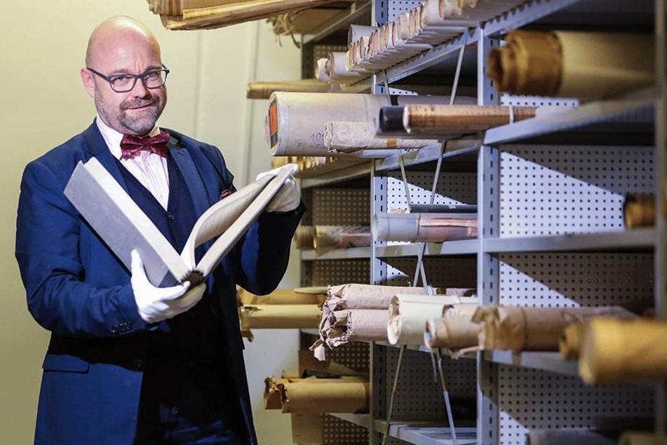 Geheime Akten, längst vergessene Dokumente, einzigartige Fotos aus acht Jahrhunderten Stadtgeschichte: Amtsleiter Thomas Kübler (51) enthüllt erstmals die verborgenen "Schätze" aus dem Stadtarchiv.